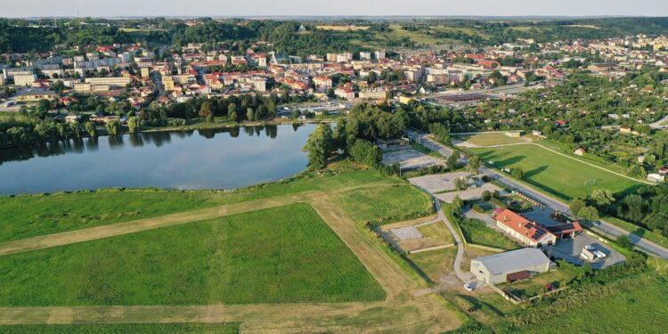 11.08.2020 Pińczów. Widok na miasto. Lotnisko aeroklubu / Jarosław Kubalski / Radio Kielce