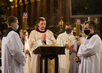 01.04.2021. Sandomierz. Msza Wieczerzy Pańskiej. Na zdjęciu: ks. Piotr Przysucha - prefekt Wyższego Seminarium Duchownego w Sandomierzu / ks. Grzegorz Słodkowski