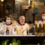 01.04.2021. Sandomierz. Msza Wieczerzy Pańskiej. Na zdjęciu (w środku): bp Krzysztof Nitkiewicz - ordynariusz diecezji sandomierskiej / ks. Grzegorz Słodkowski