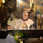 01.04.2021. Sandomierz. Msza Wieczerzy Pańskiej. Na zdjęciu (w środku): bp Krzysztof Nitkiewicz - ordynariusz diecezji sandomierskiej / ks. Grzegorz Słodkowski