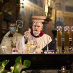 01.04.2021. Sandomierz. Msza Wieczerzy Pańskiej. Na zdjęciu (w środku): bp Krzysztof Nitkiewicz - ordynariusz diecezji sandomierskiej / ks. Grzegorz Słodkowski