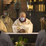 01.04.2021. Sandomierz. Msza Wieczerzy Pańskiej. Na zdjęciu (w środku): bp Krzysztof Nitkiewicz - ordynariusz diecezji sandomierskiej / ks. Grzegorz Słodkowski