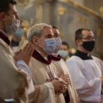 01.04.2021. Sandomierz. Msza Wieczerzy Pańskiej. Na zdjęciu (w środku): bp Krzysztof Nitkiewicz - ordynariusz diecezji sandomierskiej / ks. Grzegorz Słodkowski