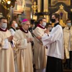 01.04.2021. Sandomierz. Msza Wieczerzy Pańskiej. Na zdjęciu (w środku): bp Krzysztof Nitkiewicz - ordynariusz diecezji sandomierskiej / ks. Grzegorz Słodkowski