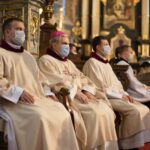 01.04.2021. Sandomierz. Msza Wieczerzy Pańskiej. Na zdjęciu (w środku): bp Krzysztof Nitkiewicz - ordynariusz diecezji sandomierskiej / ks. Grzegorz Słodkowski