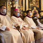 01.04.2021. Sandomierz. Msza Wieczerzy Pańskiej. Na zdjęciu (w środku): bp Krzysztof Nitkiewicz - ordynariusz diecezji sandomierskiej / ks. Grzegorz Słodkowski