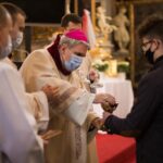 01.04.2021. Sandomierz. Msza Wieczerzy Pańskiej. Na zdjęciu (w środku): bp Krzysztof Nitkiewicz - ordynariusz diecezji sandomierskiej / ks. Grzegorz Słodkowski