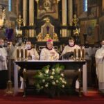 01.04.2021. Sandomierz. Msza Wieczerzy Pańskiej. Na zdjęciu (w środku): bp Krzysztof Nitkiewicz - ordynariusz diecezji sandomierskiej / ks. Grzegorz Słodkowski