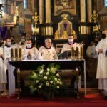 01.04.2021. Sandomierz. Msza Wieczerzy Pańskiej. Na zdjęciu (w środku): bp Krzysztof Nitkiewicz - ordynariusz diecezji sandomierskiej / ks. Grzegorz Słodkowski