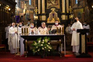 01.04.2021. Sandomierz. Msza Wieczerzy Pańskiej. Na zdjęciu (w środku): bp Krzysztof Nitkiewicz - ordynariusz diecezji sandomierskiej / ks. Grzegorz Słodkowski