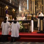 01.04.2021. Sandomierz. Msza Wieczerzy Pańskiej. Na zdjęciu (w środku): bp Krzysztof Nitkiewicz - ordynariusz diecezji sandomierskiej / ks. Grzegorz Słodkowski