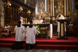 01.04.2021. Sandomierz. Msza Wieczerzy Pańskiej. Na zdjęciu (w środku): bp Krzysztof Nitkiewicz - ordynariusz diecezji sandomierskiej / ks. Grzegorz Słodkowski