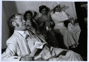 07.05.1994 Kielce. Teatr im. Stefana Żeromskiego. Spektakl Miłość na Krymie. Na zdjęciu: Edward Kusztal, Anna Skaros, Dorota Stępień, Violetta Zmarlak / Urszula Karpińska / Instytut Teatralny