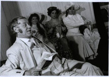 07.05.1994 Kielce.  Teatr im. Stefana Żeromskiego. Spektakl Miłość na Krymie. Na zdjęciu: Edward Kusztal, Anna Skaros, Dorota Stępień, Violetta Zmarlak / Urszula Karpińska / Instytut Teatralny