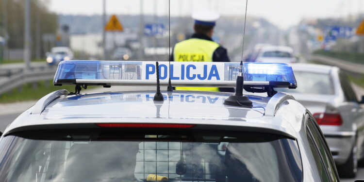 22.04.2019 Bilcza. Policja kontroluje pojazdy / Jarosław Kubalski / Radio Kielce