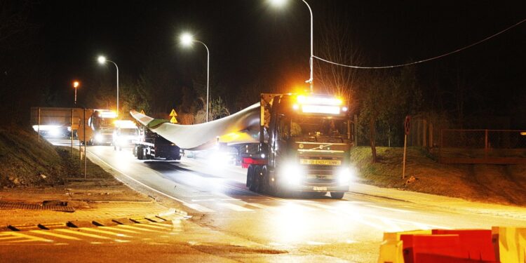 14.03.2021 Transport elektrowni wiatrowej na trasie Cedzyna - Wysoki Małe / Jarosław Kubalski / Radio Kielce