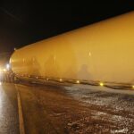 14.03.2021 Transport elektrowni wiatrowej na trasie Cedzyna - Wysoki Małe / Jarosław Kubalski / Radio Kielce