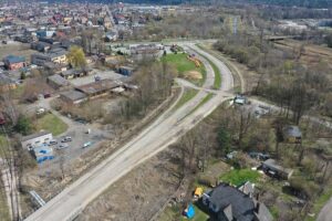 27.04.2021 Skarżysko-Kamienna. Przebudowa alei Józefa Piłsudskiego i wiaduktu nad torami / Jarosław Kubalski / Radio Kielce