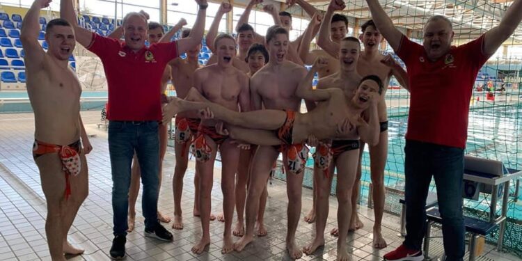 11.04.2021 Ostrowiec Świętokrzyski. Juniorzy KSZO Ostrowiec  z trenerami po zakończonym turnieju na Rawszczyźnie / KSZO Ostrowiec Waterpolo/Facebook