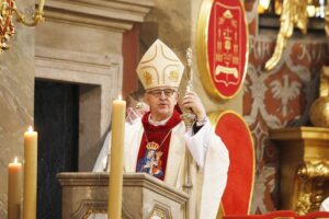 01.04.2021 Kielce. Wielki Czwartek. Msza Święta Krzyżma w Bazylice Katedralnej. Biskup Jan Piotrowski / Jarosław Kubalski / Radio Kielce