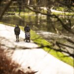 04.04.2021 Kielce. Spacer w parku miejskim / Jarosław Kubalski / Radio Kielce