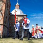 05.04.2021 Suków. Procesja Emaus wokoło kościoła. Uczestniczył w niej biskup Marian Florczyk / Jarosław Kubalski / Radio Kielce