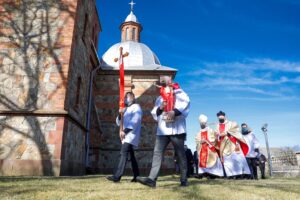 05.04.2021 Suków. Procesja Emaus wokoło kościoła. Uczestniczył w niej biskup Marian Florczyk / Jarosław Kubalski / Radio Kielce