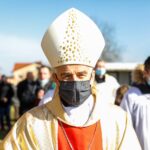 05.04.2021 Suków. Procesja Emaus wokoło kościoła. Biskup Marian Florczyk / Jarosław Kubalski / Radio Kielce