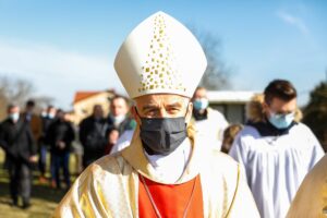 05.04.2021 Suków. Procesja Emaus wokoło kościoła. Biskup Marian Florczyk / Jarosław Kubalski / Radio Kielce