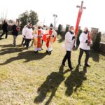 05.04.2021 Suków. Procesja Emaus wokoło kościoła. Uczestniczył w niej biskup Marian Florczyk / Jarosław Kubalski / Radio Kielce