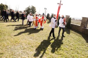 05.04.2021 Suków. Procesja Emaus wokoło kościoła. Uczestniczył w niej biskup Marian Florczyk / Jarosław Kubalski / Radio Kielce