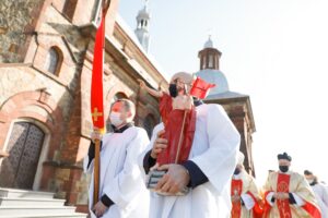 05.04.2021 Suków. Procesja Emaus wokoło kościoła / Jarosław Kubalski / Radio Kielce