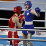 13.04.2021. Kielce. Młodzieżowe Mistrzostwa Świata Kobiet i Mężczyzn w Boksie. Na zdjęciu: walka 1/16 finału 54kg: Karolina Ampulska (Polska) (niebieski strój) vs. Vilte Savickaite (Litwa) / Jarosław Kubalski / Radio Kielce