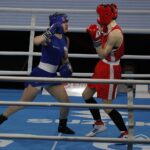 13.04.2021. Kielce. Młodzieżowe Mistrzostwa Świata Kobiet i Mężczyzn w Boksie. Na zdjęciu: walka 1/16 finału 54kg: Karolina Ampulska (Polska) (niebieski strój) vs. Vilte Savickaite (Litwa) / Jarosław Kubalski / Radio Kielce