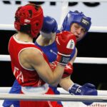 13.04.2021. Kielce. Młodzieżowe Mistrzostwa Świata Kobiet i Mężczyzn w Boksie. Na zdjęciu: walka 1/16 finału 60kg: Izabela Rozkoszek (Polska, niebieski strój) vs. Daniela Golino (Włochy)