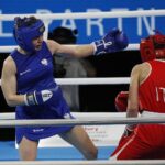 13.04.2021. Kielce. Młodzieżowe Mistrzostwa Świata Kobiet i Mężczyzn w Boksie. Na zdjęciu: walka 1/16 finału 60kg: Izabela Rozkoszek (Polska, niebieski strój) vs. Daniela Golino (Włochy)