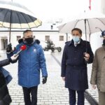 16.04.2021 Kielce. Wzgórze Zamkowe. Otwarcie wystawy "Ryzyko na co dzień - Saperzy z CPdMZ". Na zdjęciu od lewej: wojewoda Zbigniew Koniusz, zastępca prezydenta Marcin Chłodnicki i zastępca komendanta Centrum Przygotowań do Misji Zagranicznych podpułkownik Paweł Polak / Jarosław Kubalski / Radio Kielce