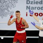 16.04.2021 Kielce. Młodzieżowe Mistrzostwa Świata Kobiet i Mężczyzn w Boksie. Walka: Sebastian Kusz, Polska (czerwony strój - Oleg Bercovich, Izrael / Jarosław Kubalski / Radio Kielce