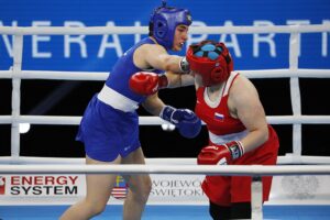 18.04.2021 Kielce. Młodzieżowe Mistrzostwa Świata Kobiet i Mężczyzn w Boksie. Walka:Oliwia Toborek ( Polska, strój niebieski) - Tatiana Bogdanowa ( Rosja ) / Jarosław Kubalski / Radio Kielce