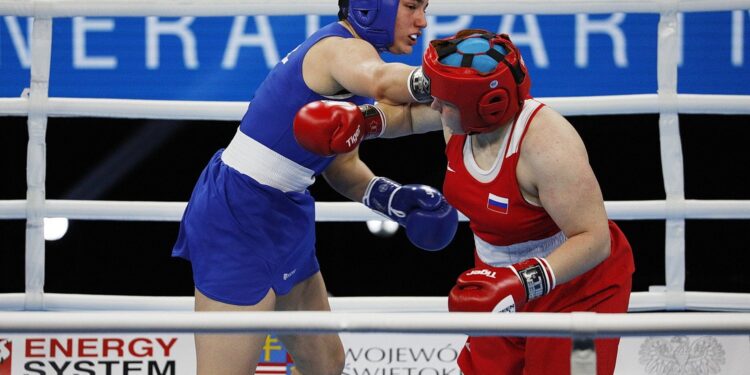 18.04.2021 Kielce. Młodzieżowe Mistrzostwa Świata Kobiet i Mężczyzn w Boksie. Walka:Oliwia Toborek ( Polska, strój niebieski) - Tatiana Bogdanowa ( Rosja ) / Jarosław Kubalski / Radio Kielce