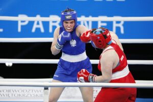 18.04.2021 Kielce. Młodzieżowe Mistrzostwa Świata Kobiet i Mężczyzn w Boksie. Walka:Oliwia Toborek ( Polska, strój niebieski) - Tatiana Bogdanowa ( Rosja ) / Jarosław Kubalski / Radio Kielce