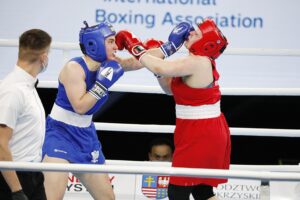 18.04.2021 Kielce. Młodzieżowe Mistrzostwa Świata Kobiet i Mężczyzn w Boksie. Walka:Oliwia Toborek ( Polska, strój niebieski) - Tatiana Bogdanowa ( Rosja ) / Jarosław Kubalski / Radio Kielce