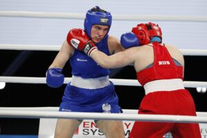 18.04.2021 Kielce. Młodzieżowe Mistrzostwa Świata Kobiet i Mężczyzn w Boksie. Walka:Oliwia Toborek ( Polska, strój niebieski) - Tatiana Bogdanowa ( Rosja ) / Jarosław Kubalski / Radio Kielce