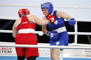 18.04.2021 Kielce. Młodzieżowe Mistrzostwa Świata Kobiet i Mężczyzn w Boksie. Walka:Oliwia Toborek ( Polska, strój niebieski) - Tatiana Bogdanowa ( Rosja ) / Jarosław Kubalski / Radio Kielce