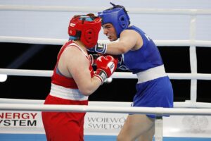 18.04.2021 Kielce. Młodzieżowe Mistrzostwa Świata Kobiet i Mężczyzn w Boksie. Walka:Oliwia Toborek ( Polska, strój niebieski) - Tatiana Bogdanowa ( Rosja ) / Jarosław Kubalski / Radio Kielce