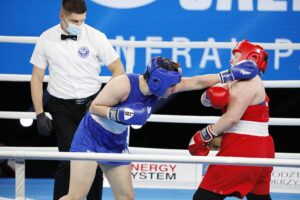 18.04.2021 Kielce. Młodzieżowe Mistrzostwa Świata Kobiet i Mężczyzn w Boksie. Walka:Oliwia Toborek ( Polska, strój niebieski) - Tatiana Bogdanowa ( Rosja ) / Jarosław Kubalski / Radio Kielce