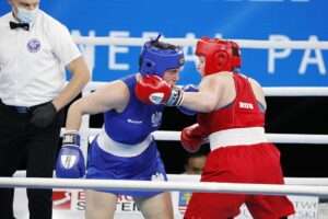 18.04.2021 Kielce. Młodzieżowe Mistrzostwa Świata Kobiet i Mężczyzn w Boksie. Walka:Oliwia Toborek ( Polska, strój niebieski) - Tatiana Bogdanowa ( Rosja ) / Jarosław Kubalski / Radio Kielce