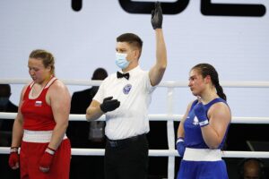 18.04.2021 Kielce. Młodzieżowe Mistrzostwa Świata Kobiet i Mężczyzn w Boksie. Walka:Oliwia Toborek ( Polska, strój niebieski) - Tatiana Bogdanowa ( Rosja ) / Jarosław Kubalski / Radio Kielce