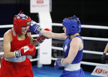 19.04.2021 Kielce. Młodzieżowe Mistrzostwa Świata Kobiet i Mężczyzn w Boksie. Walka: Dominika Karolina Ampulska ( Polska, niebieski strój) - Aishagul Yeleubayeva ( Kazachstan ) / Jarosław Kubalski / Radio Kielce