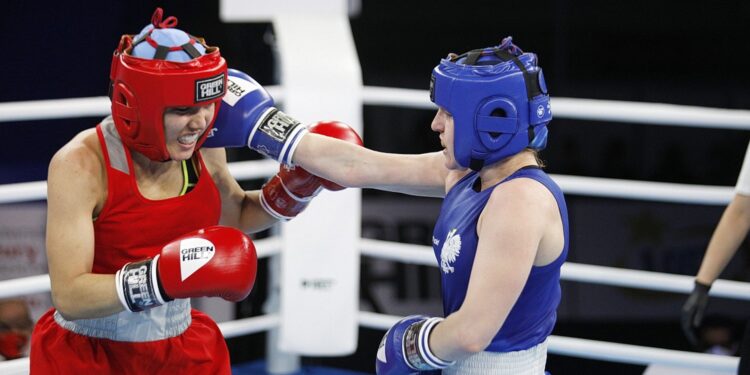 19.04.2021 Kielce. Młodzieżowe Mistrzostwa Świata Kobiet i Mężczyzn w Boksie. Walka: Dominika Karolina Ampulska ( Polska, niebieski strój) - Aishagul Yeleubayeva ( Kazachstan ) / Jarosław Kubalski / Radio Kielce